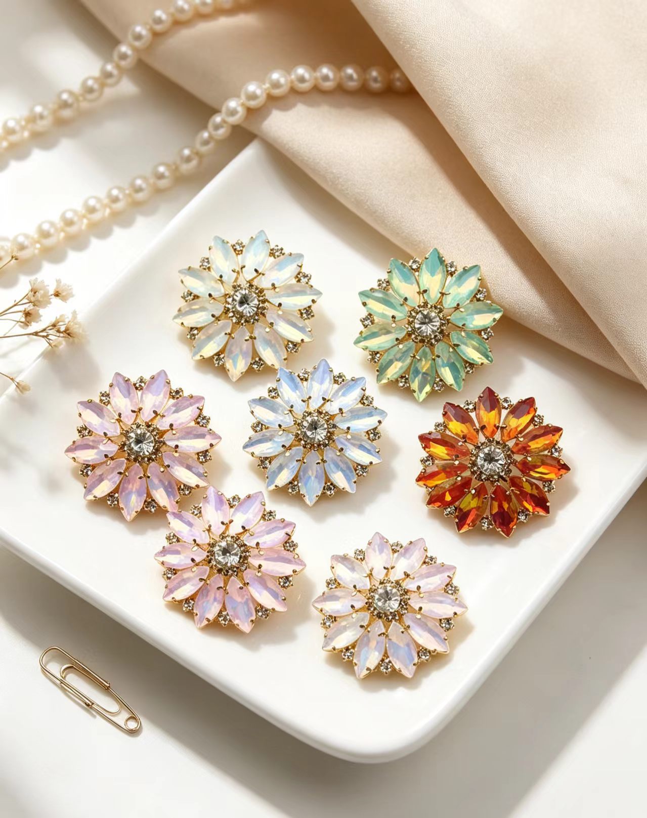 Sew On Rhinestone - Blumenförmige Harz-Kristallknöpfe in verschiedenen Farben, 8