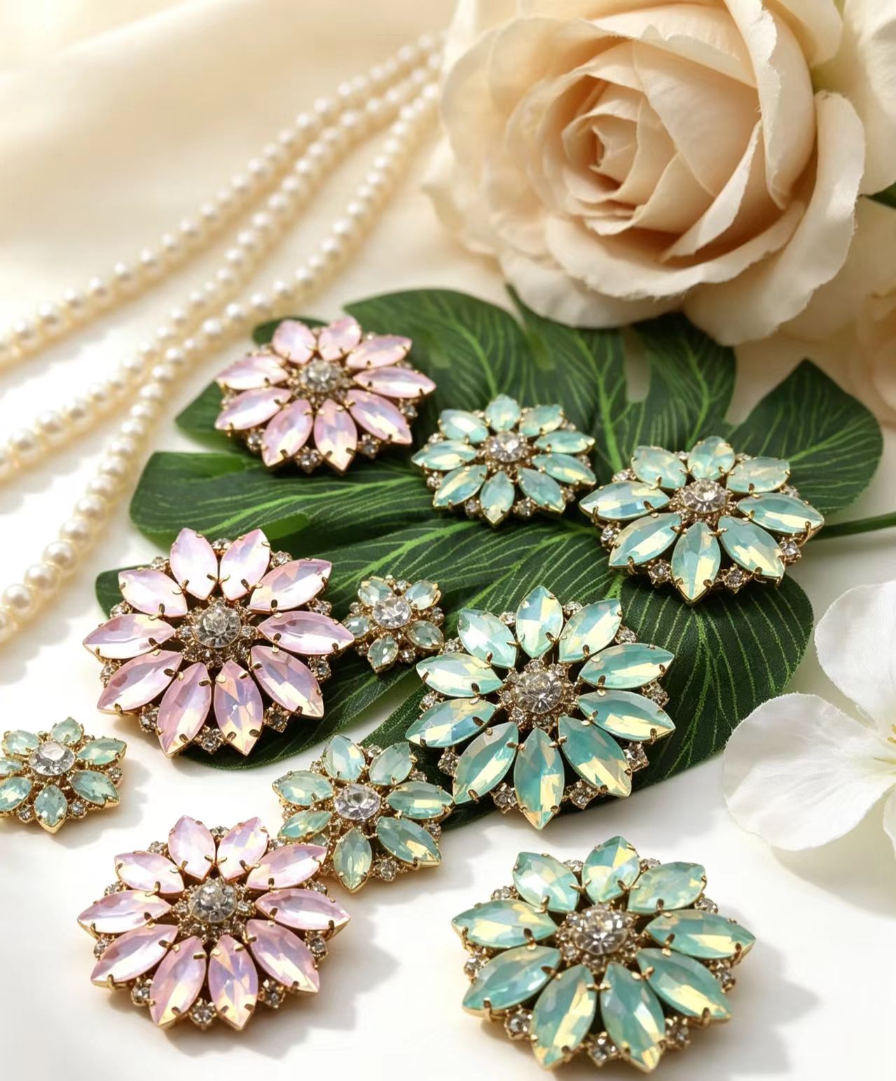 Blumenförmige Harz-Kristallknö – Sew On Rhinestone Bewertung und Preis